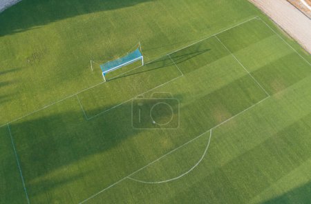 vue aérienne zénithal avec drone d'un terrain de football gazon naturel