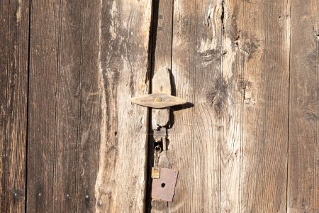 Téléchargez les photos : Détail de la fermeture traditionnelle d'une vieille porte en bois non peinte - en image libre de droit