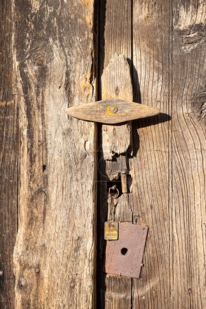 Téléchargez les photos : Détail de la fermeture traditionnelle d'une vieille porte traditionnelle en bois sans peinture - en image libre de droit