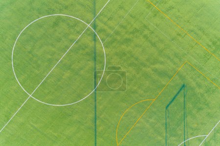 Luftaufnahme von oben mit Drohne eines Fußballfeldes