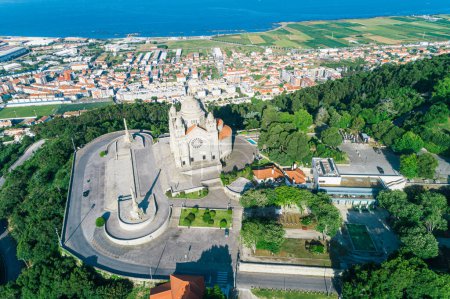 Basilique de Santa Luzia à Viana do Castelo, célèbre temple catholique au Portugal. Vue aérienne du drone