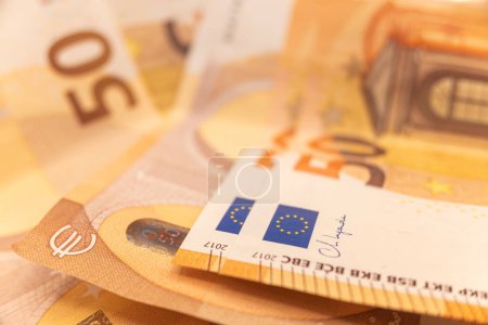 focus sélectif, vue détaillée des billets de cinquante euros
