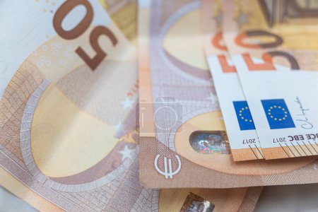 focus sélectif, vue détaillée de cinquante billets en euros