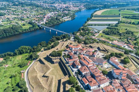 vue aérienne avec drone de Valenca do Minho, la rivière Minho et la ville de Tui. Le fleuve est la frontière entre l'Espagne et le Portugal