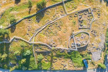 Vista aérea del sitio arqueológico de la Citania de Santa Luzia, ruinas de una colina en Viana do Castelo.