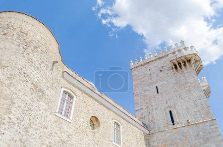 Teilansicht der Burg mit Turm aus Marmor in der mittelalterlichen Stadt Estremoz, Alentejo. Portugal
