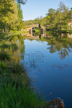 Mittelalterliche Steinbrücke über den Fluss Arnoia im schönen Dorf Allariz, Galizien.