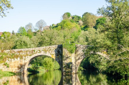 Puente medieval de piedra sobre el río Arnoia en el pueblo de Allariz, Galicia. España