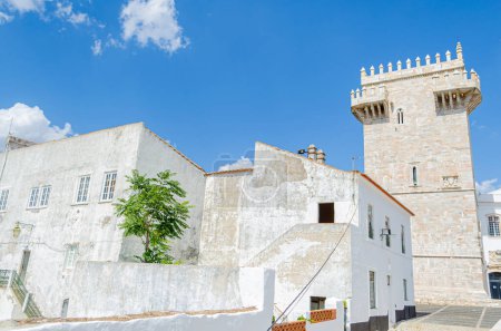 casas y torre del castillo construida con mármol en el pueblo medieval de Estremoz, Alentejo, Portugal