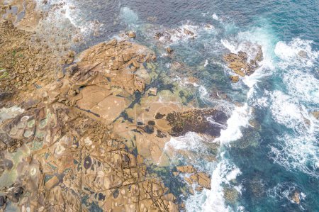 Foto de Vista del dron de la costa rocosa, concepto de características costeras - Imagen libre de derechos