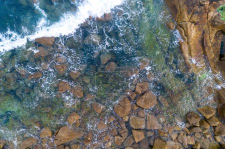 Foto de Vista aérea de arriba hacia abajo de una costa rocosa - Imagen libre de derechos