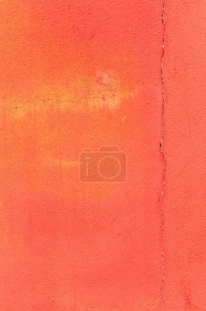 mur peint en rouge altéré et fissuré, fond de texture