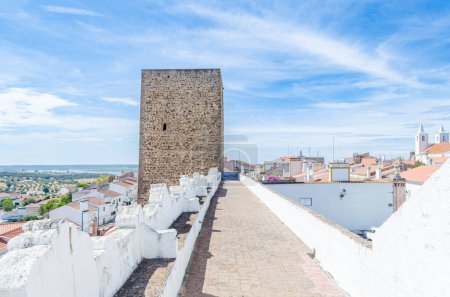 Mauer und Turm in Avis, einem malerischen mittelalterlichen Dorf in der Region Alentejo. Zentrum Portugals.