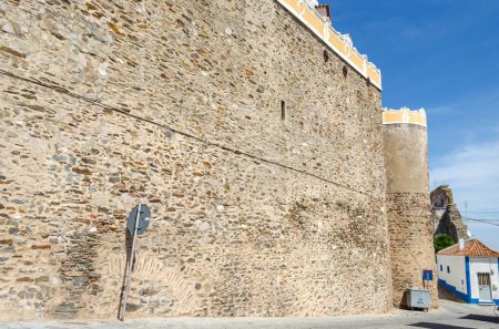 Stadtmauer von Avis, malerisches mittelalterliches Dorf in der Region Alentejo. Portugal.