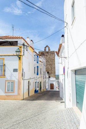 Straße in Avis, einem malerischen mittelalterlichen Dorf in der Region Alentejo. Portugal.