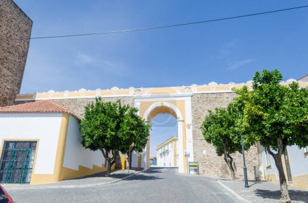 Tor in der Stadtmauer von Avis, einem malerischen mittelalterlichen Dorf in der Region Alentejo. Zentrum Portugals.
