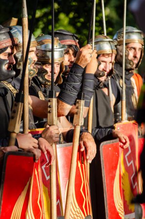 Téléchargez les photos : Chaves, Portugal 08-18-2023 : Les légionnaires romains au festival de reconstitution historique : Festa dos Povos - en image libre de droit