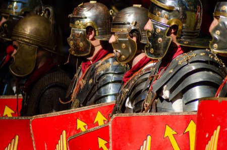 Römische Legionäre in Formation mit Metallpanzern bei einem historischen Reenactment Festival