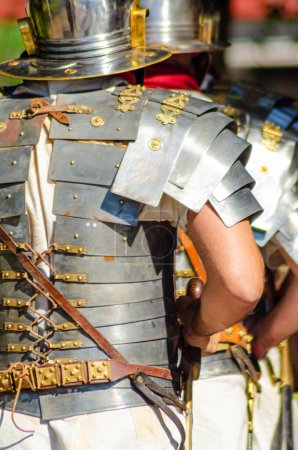 Römische Legionäre in Metallpanzern bei einem historischen Reenactment Festival