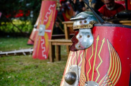 Téléchargez les photos : Répliques de boucliers légionnaires romains et casque dans un festival de loisirs historique - en image libre de droit