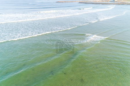 vagues sur le rivage d'une plage le matin comme on le voit avec un drone.