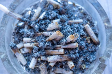 Aschenbecher voller Zigarettenkippen vom Zigarrendrehen