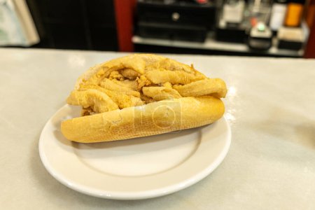 Sandwich typique espagnol aux calamars frits à Madrid, Espagne