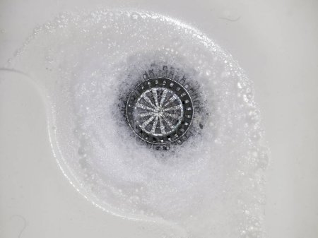 Foto de El cabello que bloquea el desagüe de una ducha causando que se acumulen suciedad y escoria - requiere limpieza - Imagen libre de derechos