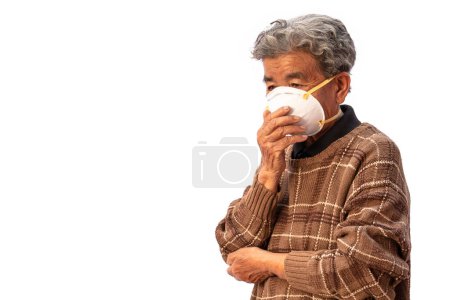Foto de Abuela utiliza una máscara para evitar el polvo aislado sobre fondo blanco. - Imagen libre de derechos