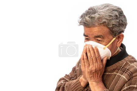 Foto de Abuela utiliza una máscara para evitar el polvo aislado sobre fondo blanco. - Imagen libre de derechos