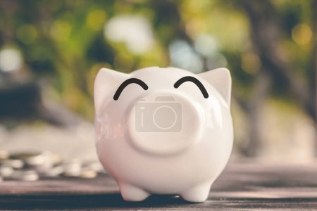 Foto de Ahorro de dinero en el banco de cerdos para uso futuro, Concepto de ahorro de dinero para el futuro. - Imagen libre de derechos