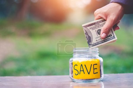 Foto de Empresaria mantener el dinero en el bolsillo, la banca y el concepto de ahorro. - Imagen libre de derechos