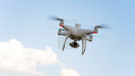 Téléchargez les photos : Drone quadcopter avec appareil photo numérique - en image libre de droit