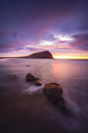 Foto de Larga exposición al amanecer en la playa de La Tejita en Tenerife - Imagen libre de derechos