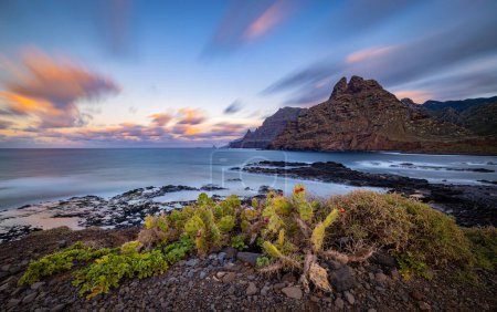 Landschaft an der Küste Teneriffas mit der Langzeitbelichtungstechnik bei Sonnenuntergang.