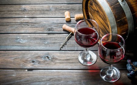 Téléchargez les photos : Fond de vin. Un vieux tonneau de vin rouge. Sur un fond en bois
. - en image libre de droit