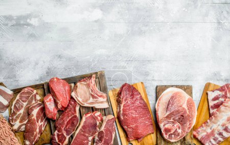 Rohes Fleisch. die verschiedenen Fleischsorten von Schwein und Rind. auf rustikalem Hintergrund.