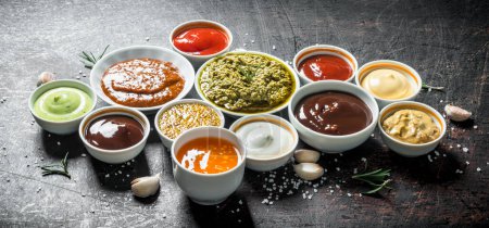 Foto de Mezclar de diferentes tipos de salsas. Sobre fondo rústico oscuro - Imagen libre de derechos