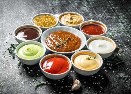 Foto de Variaciones de diferentes tipos de salsas. Sobre fondo rústico oscuro - Imagen libre de derechos