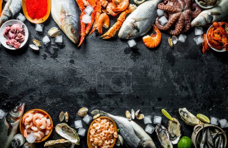 gesunde Ernährung mit Meeresfrüchten auf Eis. auf schwarzem rustikalem Hintergrund