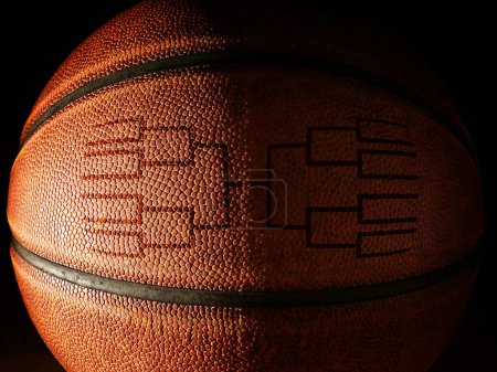 Foto de Primer plano de una pelota de baloncesto con un diseño de soporte de torneo - Imagen libre de derechos