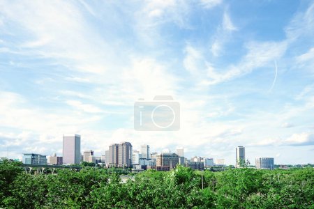 Téléchargez les photos : Vue de la ligne d'horizon Richmond Virginia sous le ciel bleu - en image libre de droit