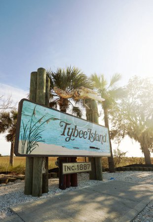 Foto de Tybee Island, GA-USA- 1-05-2023: Welcome sign entering Tybee Island near Savannah - Imagen libre de derechos