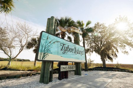 Foto de Tybee Island, GA-USA- 1-05-2023: Welcome sign entering Tybee Island near Savannah - Imagen libre de derechos