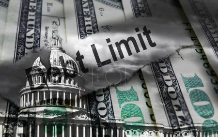 Foto de Titular del periódico Debt Limit sobre billetes de cien dólares con la cúpula del Capitolio de Estados Unidos agrietada que representa un estancamiento político - Imagen libre de derechos