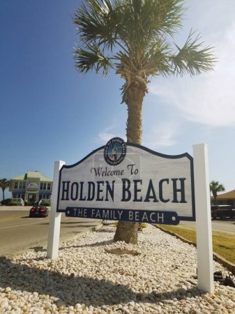 Téléchargez les photos : Holden Beach, NC - États-Unis - 16-5-2023 : Bienvenue à Holden Beach signe - en image libre de droit