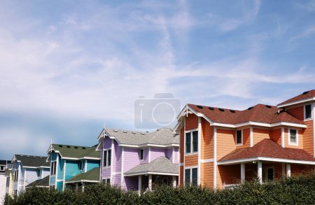 Foto de Nuevas y luminosas casas de playa de color pastel en Nags Head, en los bancos exteriores de Carolina del Norte - Imagen libre de derechos
