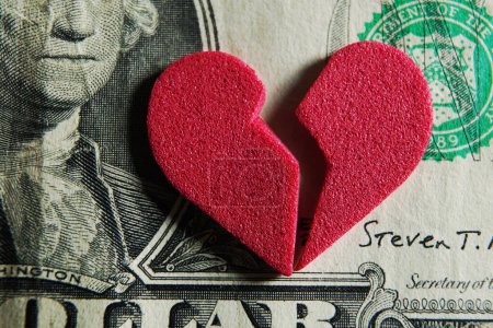 Téléchargez les photos : Coeur brisé rouge sur un billet d'un dollar - en image libre de droit