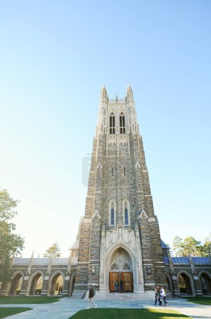 Téléchargez les photos : Les étudiants passent devant la chapelle Duke sur le campus de l'Université Duke à Durham en Caroline du Nord - en image libre de droit