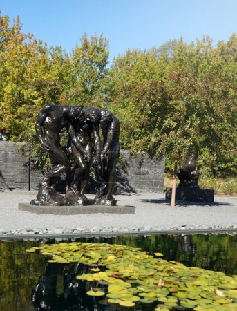 Foto de RALEIGH, NC - Estados Unidos - 14-10-2022: El jardín de esculturas en el Museo de Arte de Carolina del Norte en Raleigh, con Las tres sombras de Rodin - Imagen libre de derechos